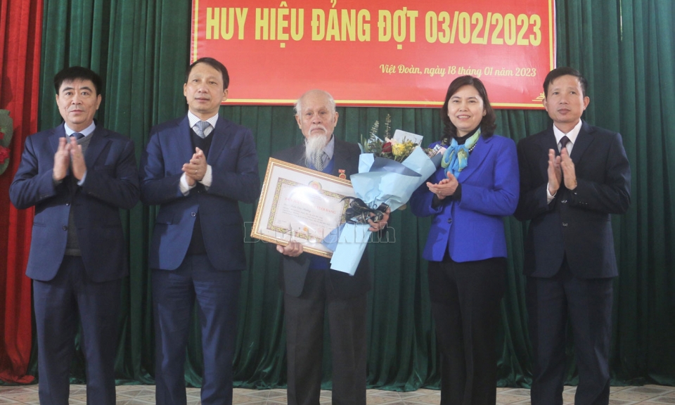 Lãnh đạo tỉnh dự, trao Huy hiệu Đảng tại cơ sở