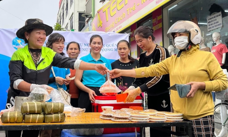 Phụ nữ Quế Võ gói hơn 1.000 chiếc bánh chưng hưởng ứng chương trình “Xuân đoàn kết – Tết yêu thương”