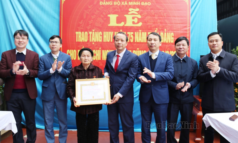 Phó Bí thư Thường trực Tỉnh uỷ Nguyễn Quốc Chung trao Huy hiệu Đảng đợt 3-2