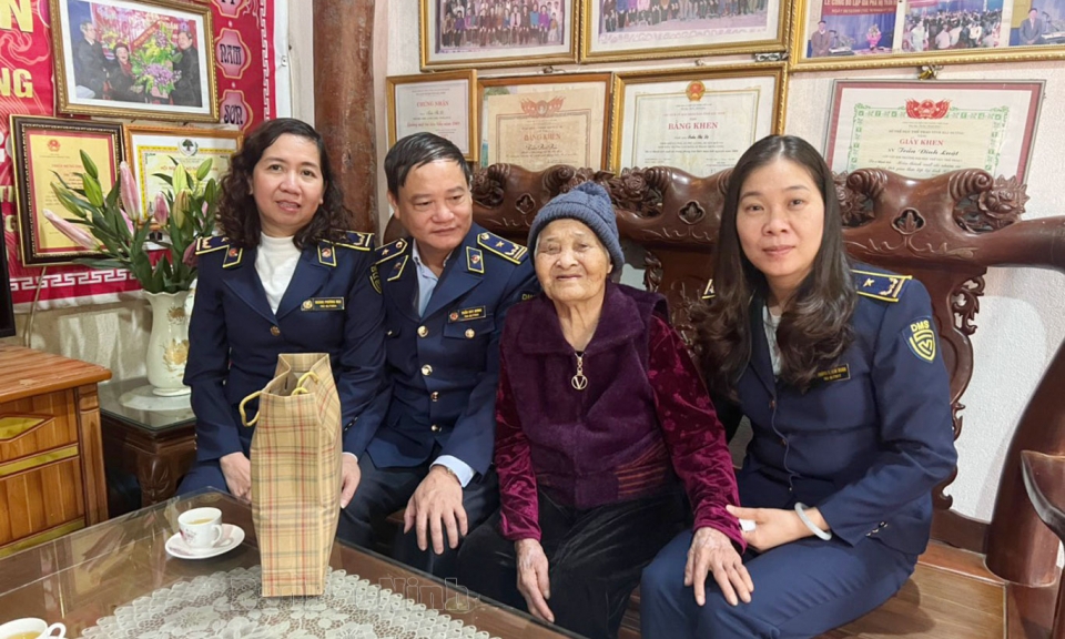 Thăm và chúc Tết Mẹ Việt Nam Anh hùng