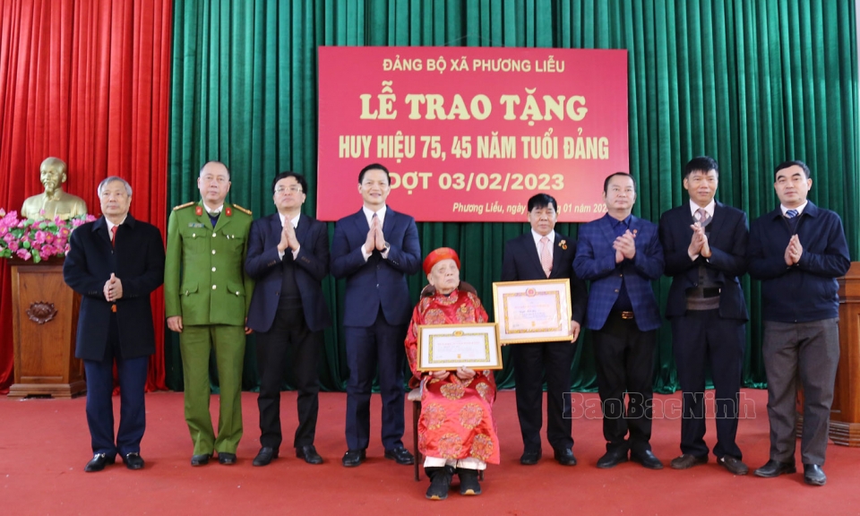 Lãnh đạo tỉnh dự Lễ trao tặng Huy hiệu Đảng