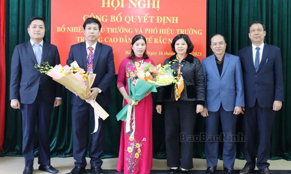 Chủ tịch UBND tỉnh Nguyễn Hương Giang trao Quyết định bổ nhiệm lãnh đạo Trường Cao đẳng Y tế Bắc Ninh