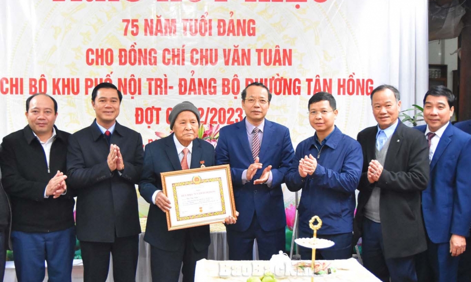 Phó Bí thư Thường trực Tỉnh ủy, Chủ tịch HĐND tỉnh Nguyễn Quốc Chung trao Huy hiệu Đảng tại thành phố Từ Sơn