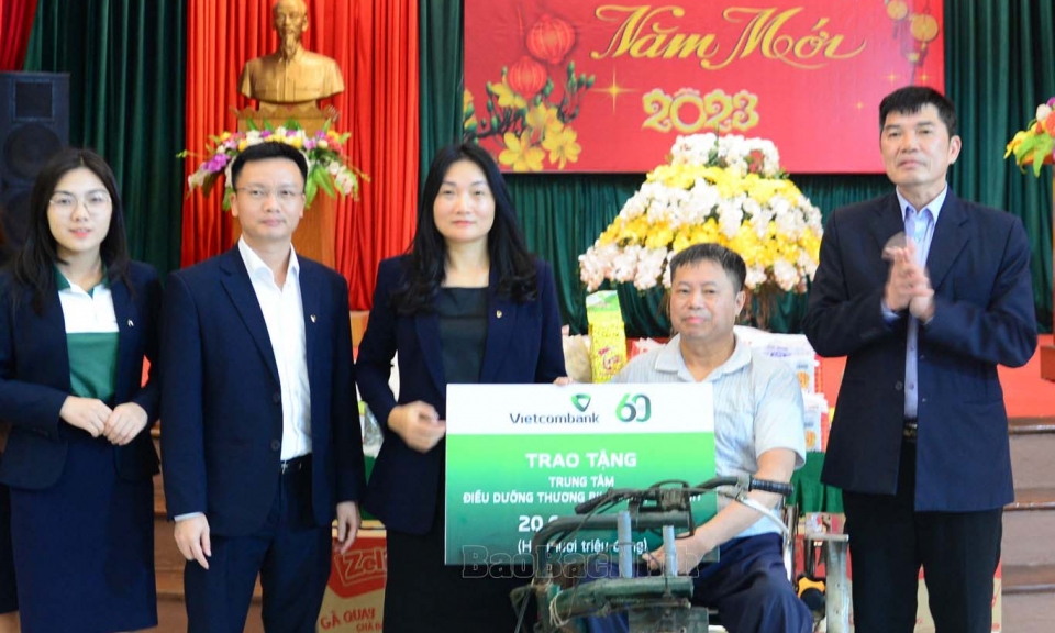 Vietcombank Bắc Ninh tặng quà Tết Trung tâm Điều dưỡng thương binh Thuận Thành và Mẹ Việt Nam Anh hùng