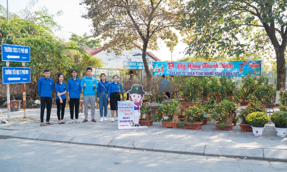 Thanh niên Mộ Đạo bán hàng gây quỹ chăm lo Tết cho người nghèo