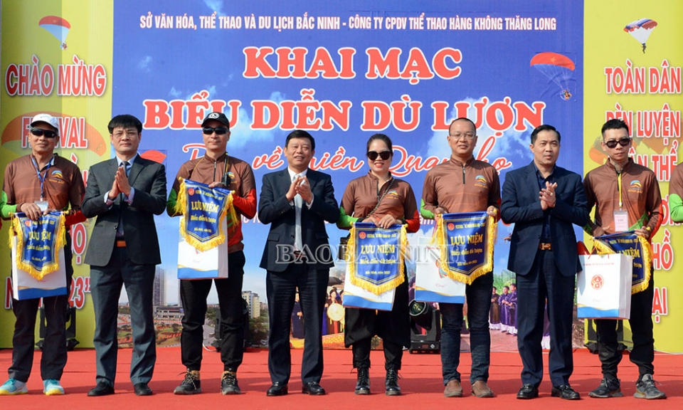 Gần 100 phi công tham gia biểu diễn dù lượn “Bay về miền Quan họ”