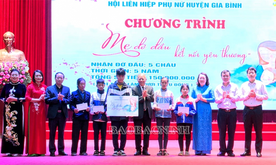 Giáo sư Hoàng Chí Bảo nói chuyện chuyên đề “Bác Hồ với phụ nữ”