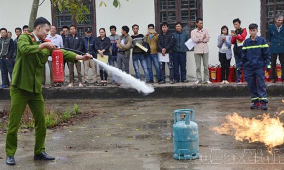 Yên Phong phấn đấu 100% hộ nhà ở kết hợp sản xuất, kinh doanh tham gia “Tổ liên gia an toàn PCCC”