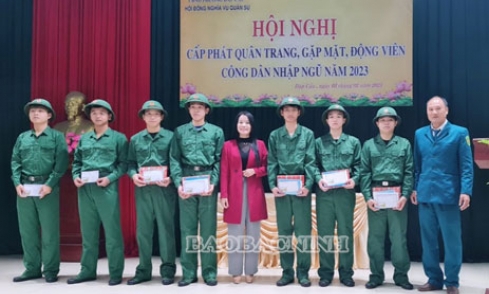 Các cấp Hội Phụ nữ tỉnh tặng gần 2.000 suất quà động viên tân binh
