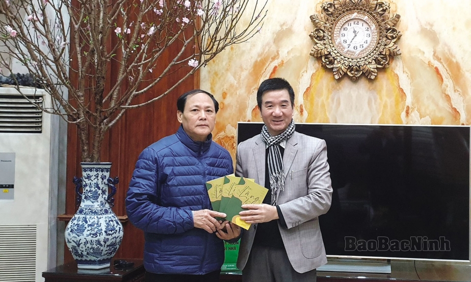 Người viết sử bằng văn