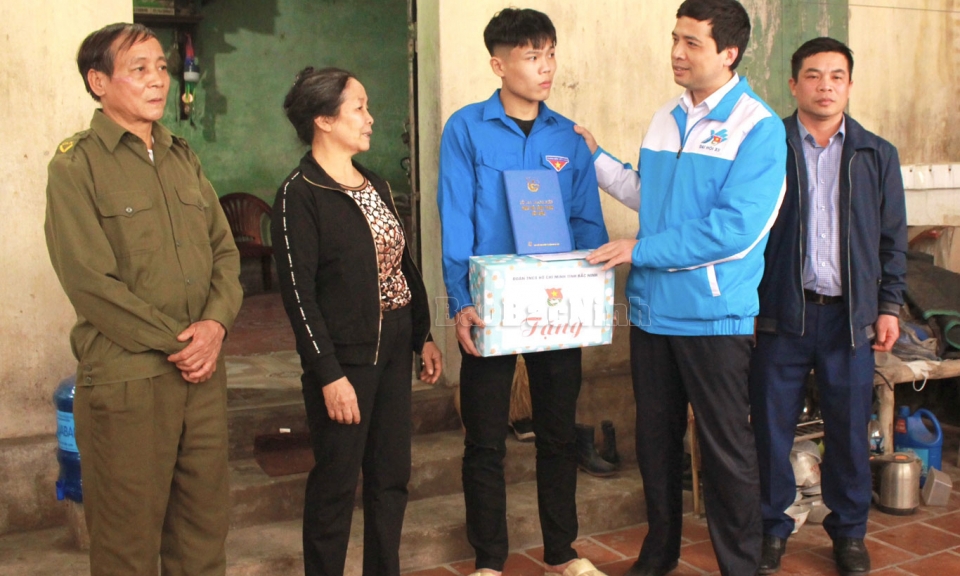 Tỉnh Đoàn động viên tân binh có hoàn cảnh khó khăn lên đường nhập ngũ