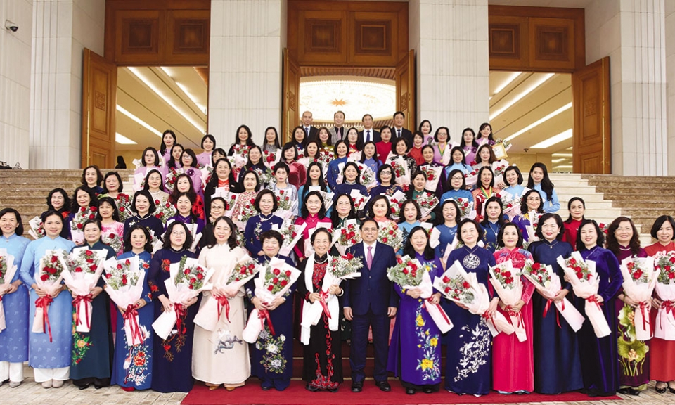 Thủ tướng Chính phủ gặp mặt đại diện  nữ lãnh đạo, quản lý các cơ quan Trung ương