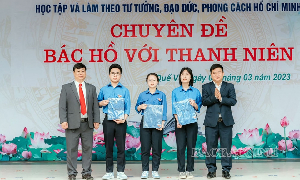 Giáo sư, Tiến sĩ Hoàng Chí Bảo nói chuyện chuyên đề Chủ tịch Hồ Chí Minh tại trường THPT Quế Võ số 1
