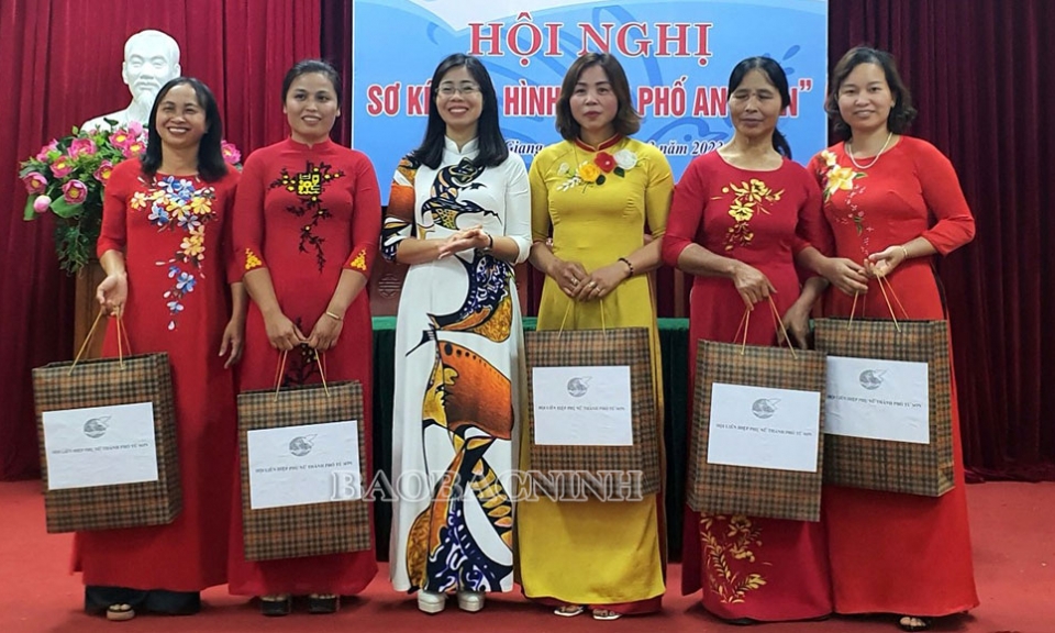 Hội LHPN thành phố Từ Sơn sơ kết mô hình điểm “Khu phố an toàn”