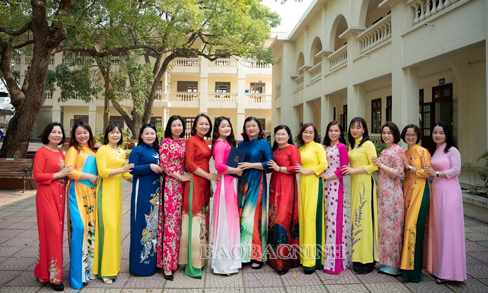 Nữ giáo viên THPT Hàn Thuyên mặc áo dài lên lớp