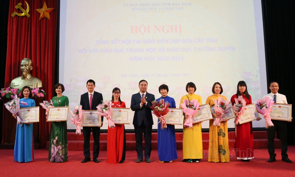 Khen thưởng 45 giáo viên giỏi xuất sắc cấp tỉnh bậc trung học và giáo dục thường xuyên
