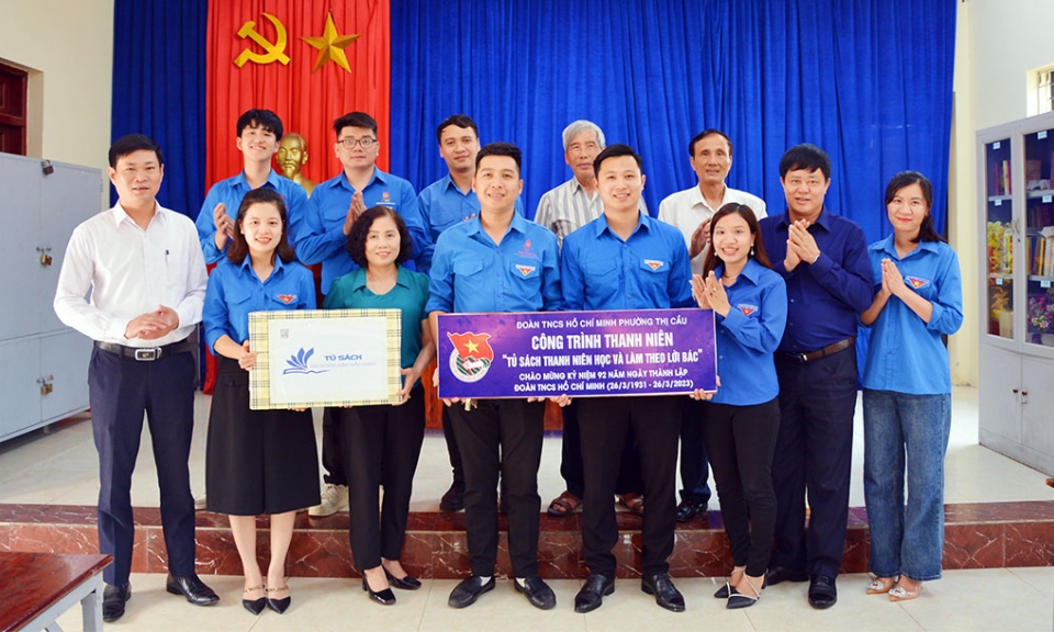 Chi đoàn Báo Bắc Ninh trao tặng sách tại thư viện Thị Cầu và Phú Mẫn