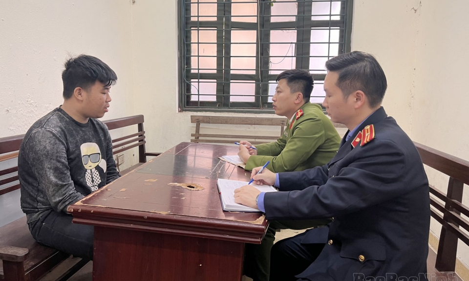 Khởi tố nhóm đối tượng mang hung khí gây rối trật tự công cộng