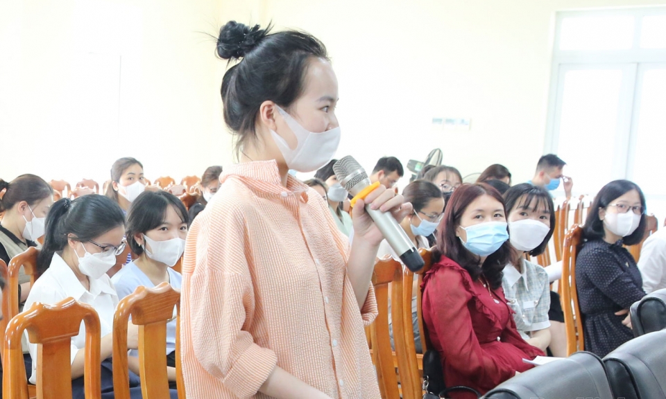 Tuyên truyền chính sách và hướng dẫn tham gia BHXH, BHYT bắt buộc