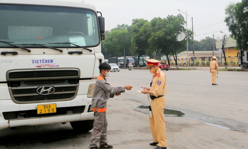 Xử phạt gần 2.400 trường hợp vi phạm trật tự ATGT