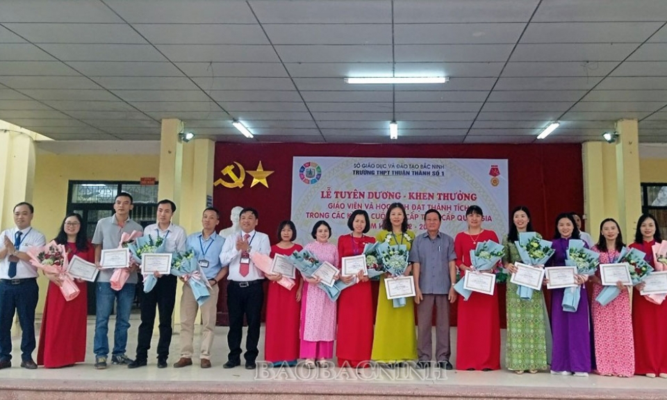 Trường THPT Thuận Thành số 1 tuyên dương giáo viên, học sinh tiêu biểu trong các cuộc thi cấp tỉnh và quốc gia