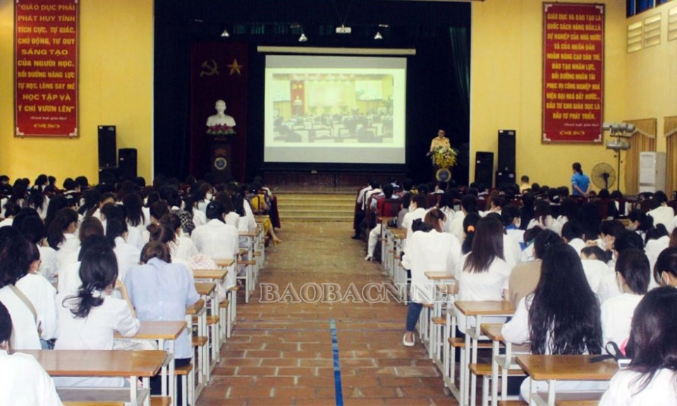 Hơn 500 cán bộ và sinh viên được tuyên truyền pháp luật về trật tự ATGT