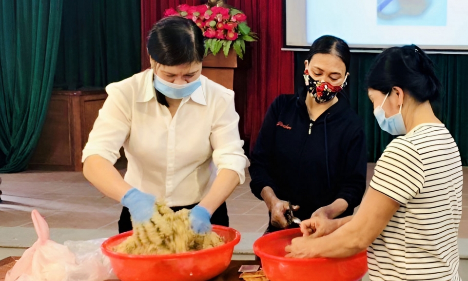 400 phụ nữ thị xã Thuận Thành được tập huấn phân loại, xử lý rác thải hữu cơ bằng vi sinh IMO