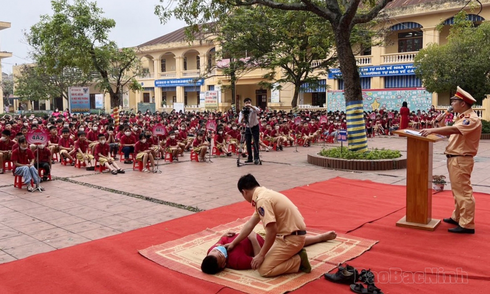 Gần 1 nghìn học sinh Trường Tiểu học Vạn An được tuyên truyền phòng, chống đuối nước