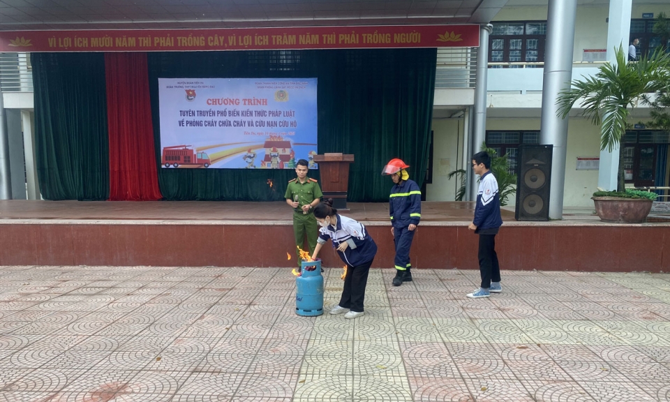 Tuyên truyền kiến thức PCCC và CNCH cho giáo viên và học sinh trường THPT Nguyễn Đăng Đạo