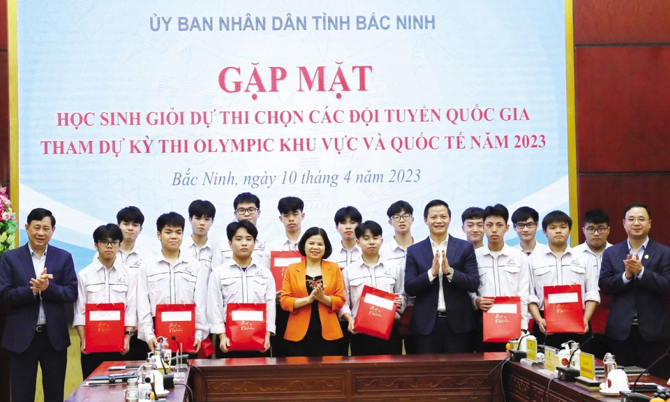 Gặp mặt học sinh dự thi chọn các đội tuyển Quốc gia tham dự kỳ thi Olympic khu vực và Quốc tế 2023