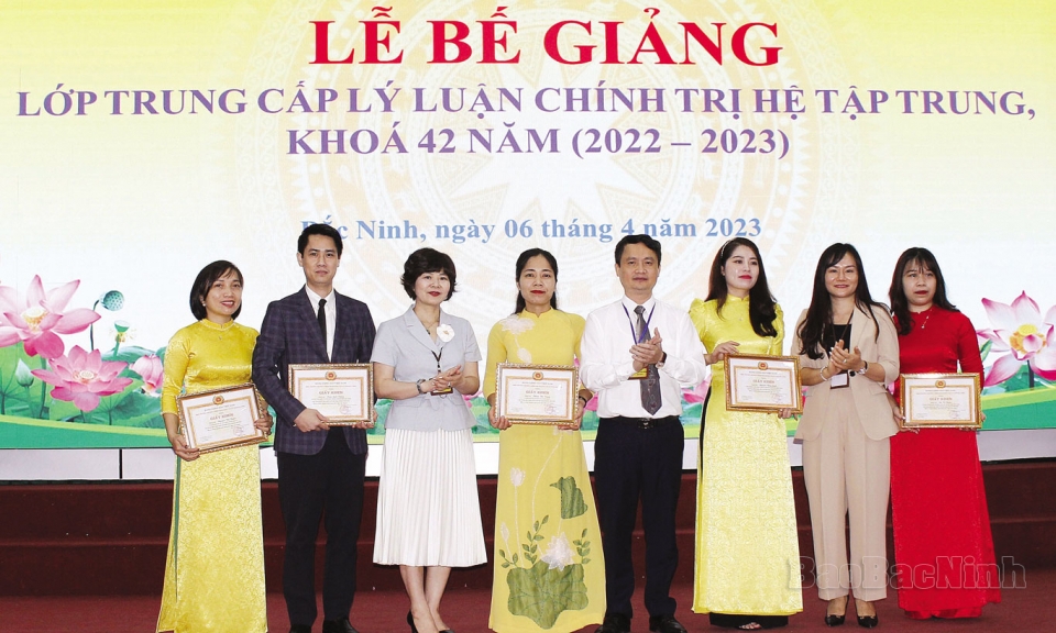 Bế giảng Lớp Trung cấp Lý luận chính trị, hệ tập trung khóa 42 (2022-2023)