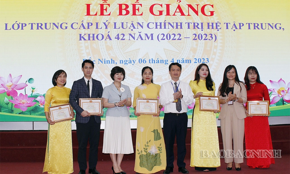 Bế giảng Lớp Trung cấp Lý luận chính trị, hệ tập trung khóa 42 (2022-2023)