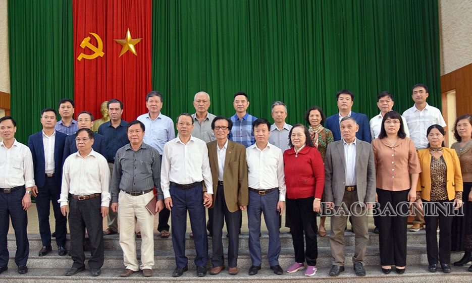 Phó Bí thư Thường trực Tỉnh ủy, Chủ tịch HĐND tỉnh Nguyễn Quốc Chung dự sinh hoạt chi bộ tại khu phố Hòa Đình