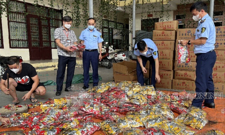 Xử phạt 70 triệu đồng, buộc tiêu hủy hơn 23 nghìn chân gà đã tẩm ướp nhập lậu