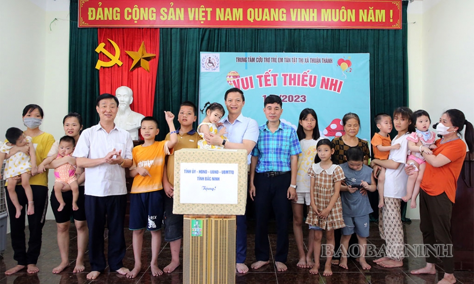 Lãnh đạo UBND tỉnh tặng quà trẻ em nhân Ngày Quốc tế thiếu nhi (1-6)
