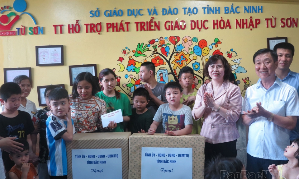 Lãnh đạo tỉnh, thăm, tặng quà Tết thiếu nhi