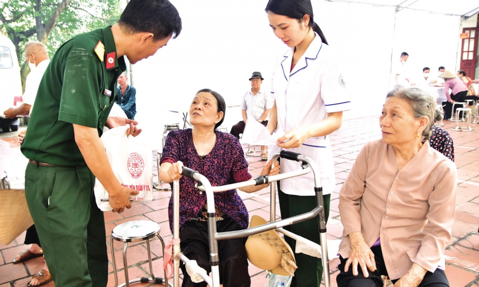 Quân dân y kết hợp chăm sóc  sức khoẻ nhân dân