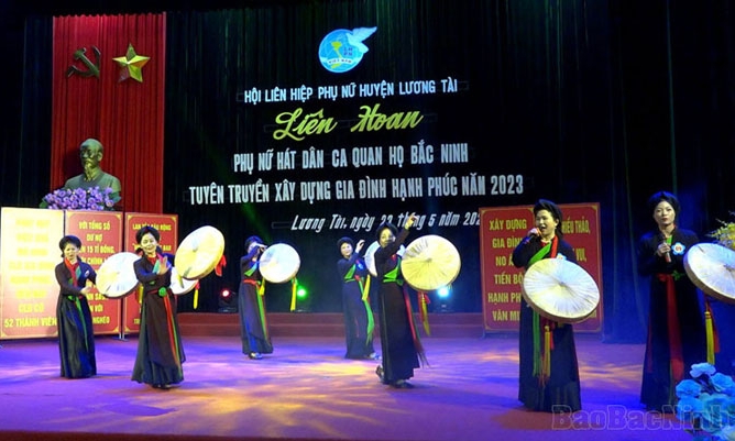 Phụ nữ Lương Tài hát Dân ca Quan họ Bắc Ninh tuyên truyền xây dựng gia đình hạnh phúc
