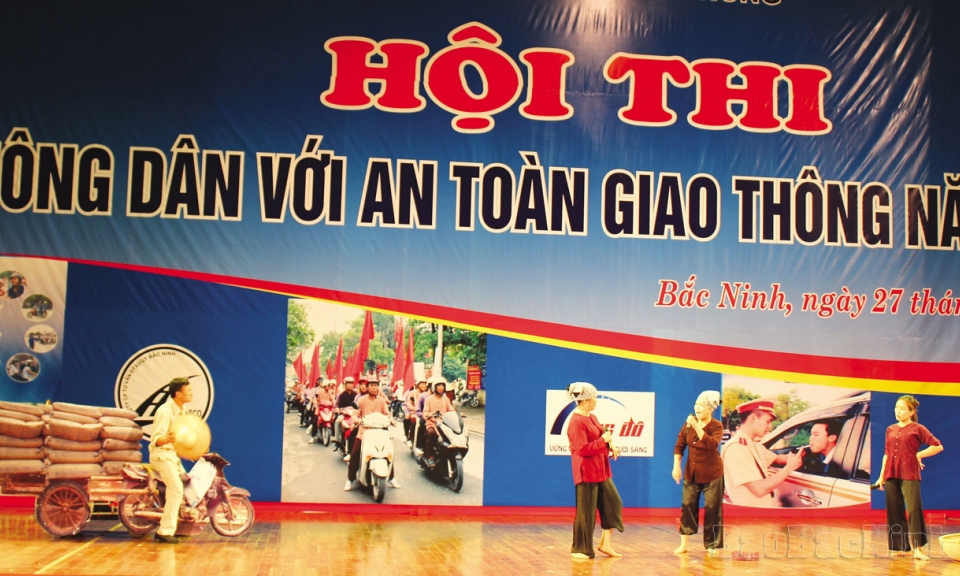 Nông dân tham gia bảo đảm  an toàn giao thông