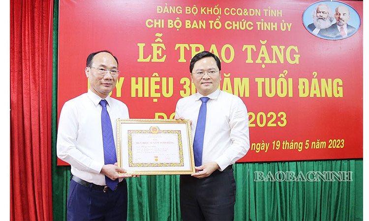 Bí thư Tỉnh ủy Nguyễn Anh Tuấn trao Huy hiệu 30 năm tuổi Đảng tại Ban Tổ chức Tỉnh uỷ