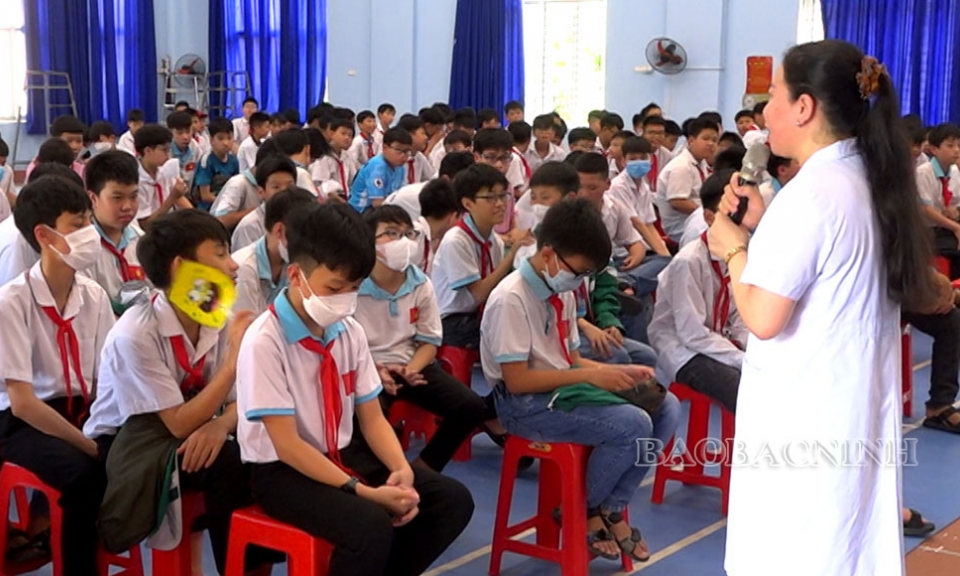 Hơn 900 học sinh được hướng dẫn chăm sóc sức khỏe vị thành niên