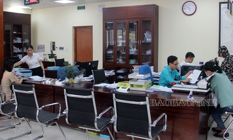 Yên Phong hỗ trợ người dân thực hiện giải quyết thủ tục hành chính theo hình thức trực tuyến