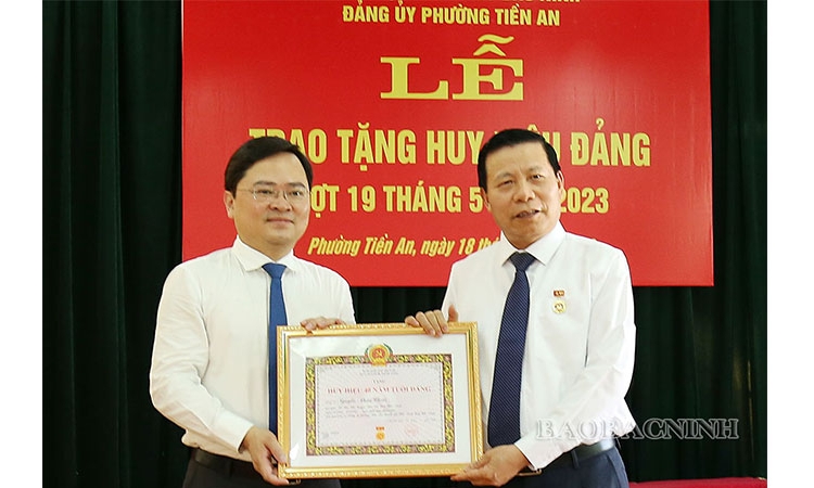 Bí thư Tỉnh ủy Nguyễn Anh Tuấn trao Huy hiệu Đảng tại phường Tiền An