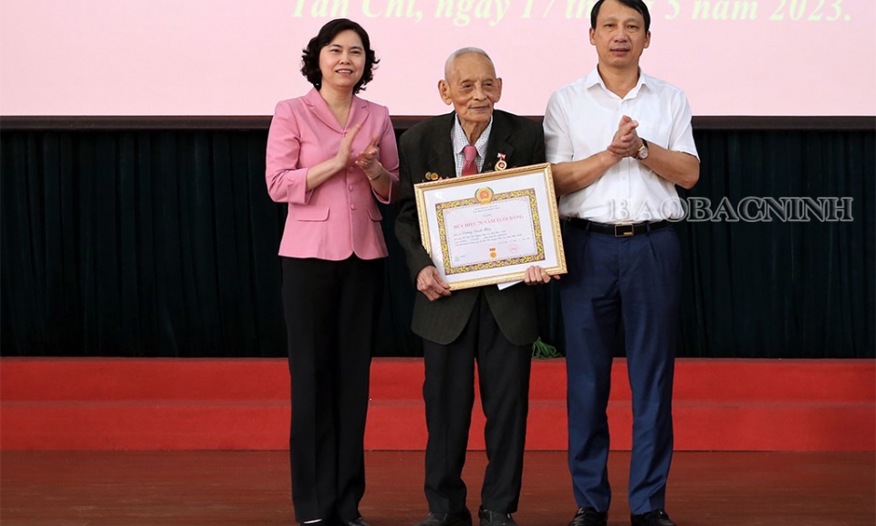 Lãnh đạo tỉnh dự, trao Huy hiệu Đảng tại huyện Tiên Du