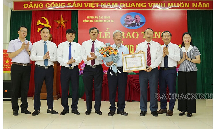 Phó Bí thư Thường trực Tỉnh uỷ trao Huy hiệu Đảng đợt 19-5