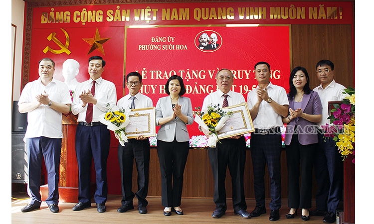 Phó Bí thư Tỉnh ủy, Chủ tịch UBND tỉnh Nguyễn Hương Giang dự, trao Huy hiệu Đảng tại phường Suối Hoa