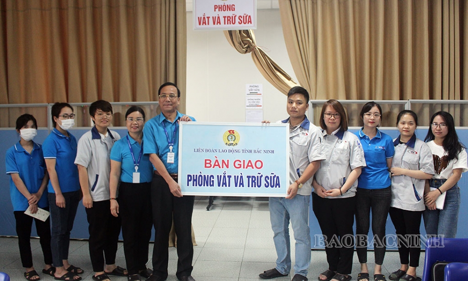 Liên đoàn Lao động tỉnh bàn giao Phòng vắt và trữ sữa cho doanh nghiệp có đông lao động nữ