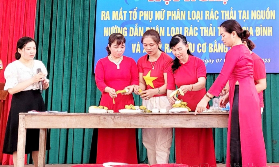 Ra mắt “Tổ phụ nữ phân loại rác thải tại gia đình  và xử lý rác hữu cơ bằng IMO”