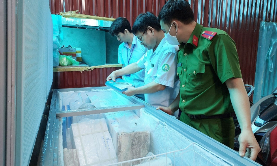 Kiểm tra đột xuất 2 cơ sở kinh doanh thực phẩm tại huyện Yên Phong