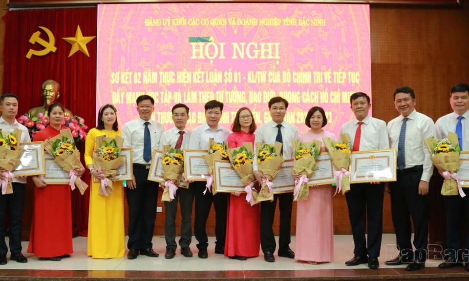 Khen thưởng 32 tập thể, 50 cá nhân điển hình học và làm theo Bác